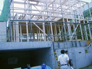 上棟し、足場に囲まれて立ち上がった構造体
