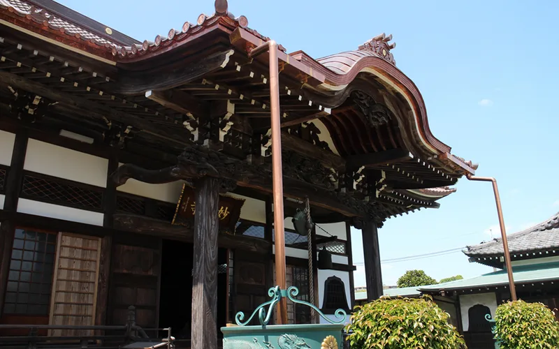完成した本堂の向拝まわり
